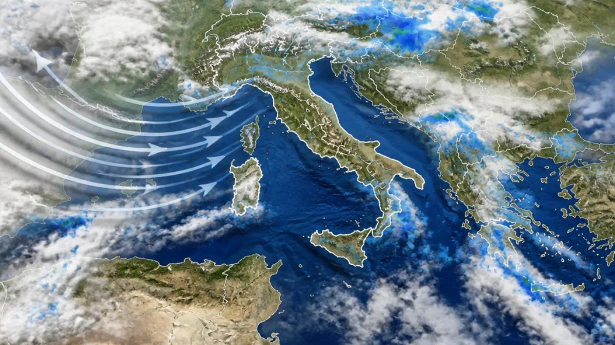 Carte meteorologiche e nubi occidentali sull'Italia a fine agosto