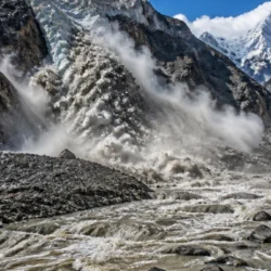 Versante himalayano dopo un collasso glaciale