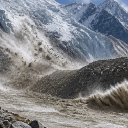 Frana glaciale in Nepal con onda di detriti