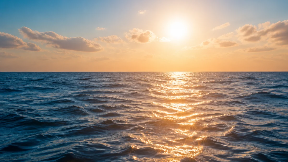 Superficie dell’oceano sotto una luce calda con evidenza del riscaldamento globale