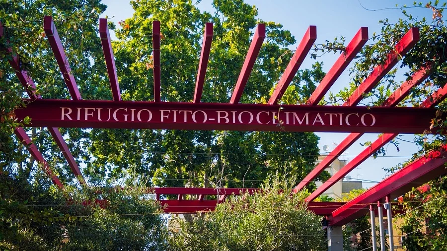 Rifugio fitobioclimatico di Roma con struttura ombreggiata e vegetazione rampicante