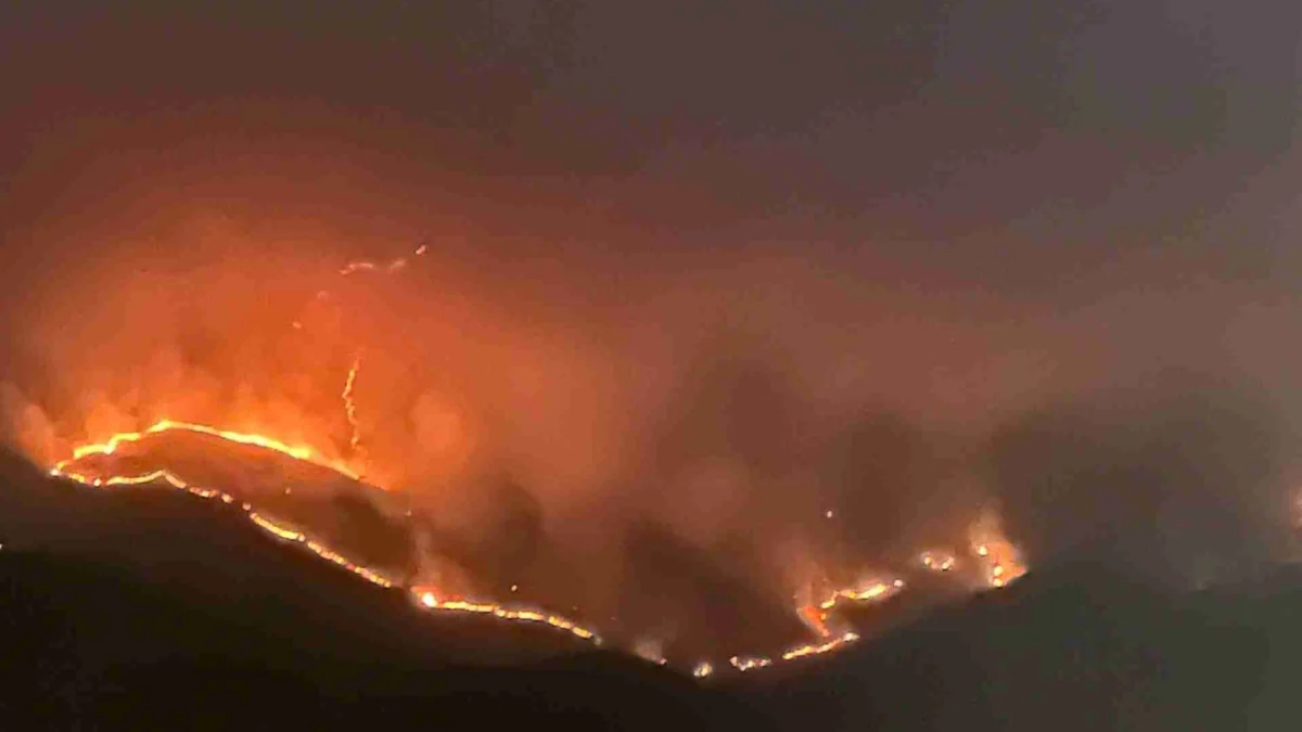 Fumo di un incendio sulle montagne dell’Aquilano