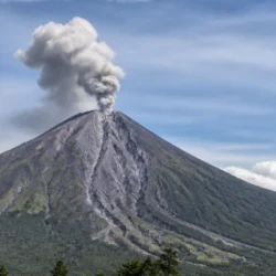 Semeru, 21 terremoti eruttivi in sei ore: resta alta l’allerta sul vulcano di Giava