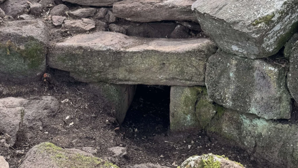Tomba dei Giganti nel sito archeologico di Carrarzu Iddia
