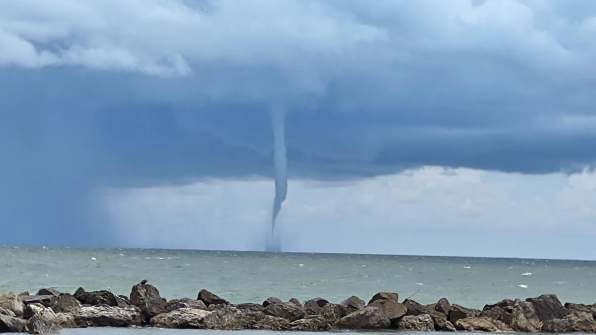Tromba marina sul Ferrarese: danni a uno stabilimento di Lido degli Estensi