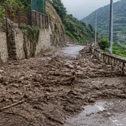Strada collinare con fango e detriti dopo il maltempo a Castellammare