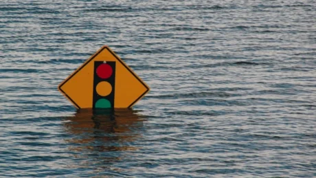 L’innalzamento del livello medio del mare può alterare la risposta delle maree in modo diverso da un bacino all’altro e aggravare localmente il rischio di allagamento.
