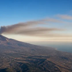 Etna ancora attivo, la cenere si sposta verso sud: resta rosso il codice per i voli