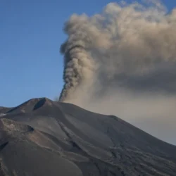 Etna, nube di cenere alta 4 km: il VONA è rosso, Catania resta operativo