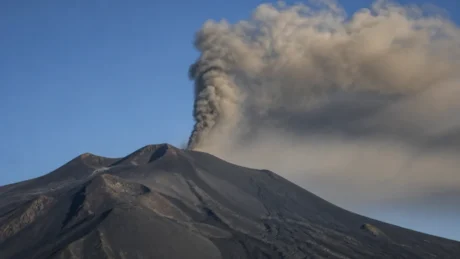 Etna, nube di cenere alta 4 km: il VONA è rosso, Catania resta operativo