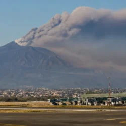 Etna e cenere vulcanica vicino all’aeroporto di Catania