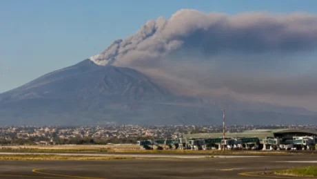 Etna, voli fermi a Catania: la scadenza delle 12 non conferma la riapertura