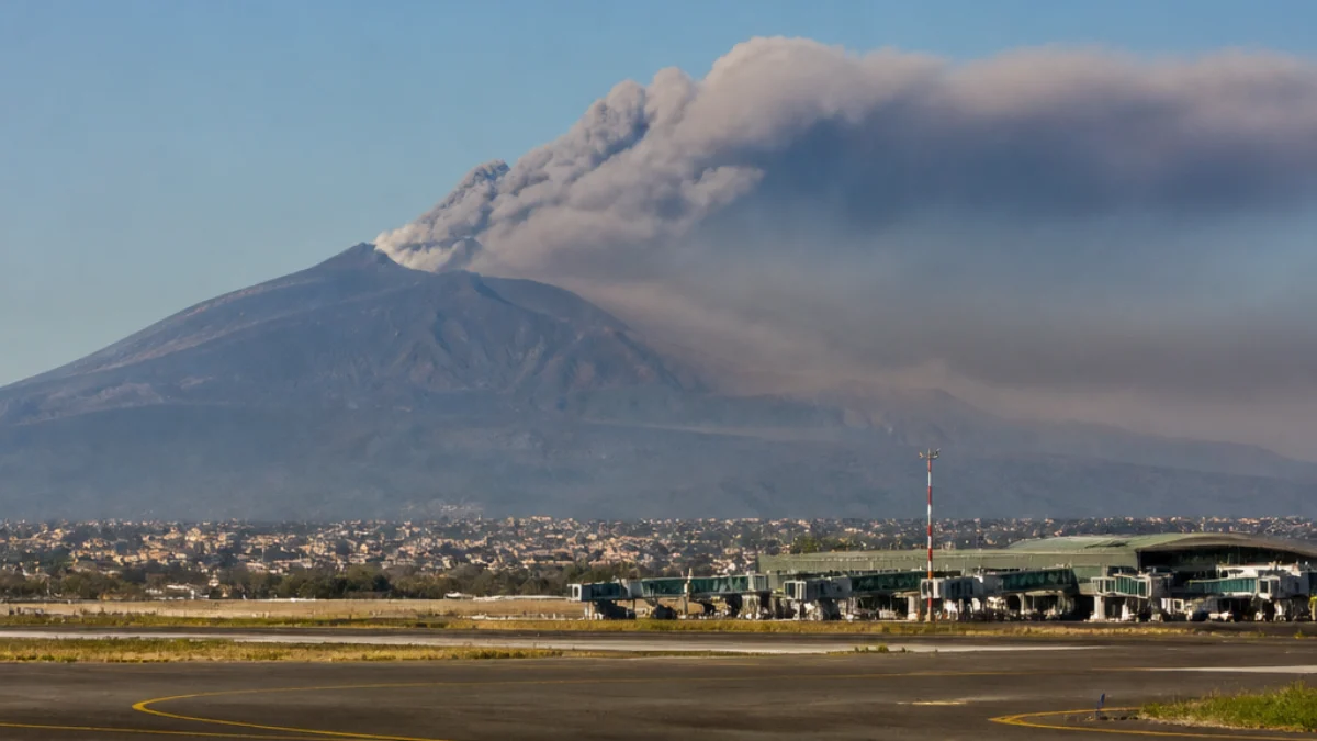 Etna e cenere vulcanica vicino all’aeroporto di Catania