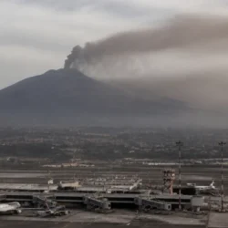 Etna, voli sospesi a Catania fino a lunedì: la protesta di Calenda riapre il tema dei trasporti