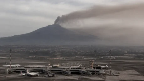 La sospensione dei voli, prorogata fino a lunedì 28 settembre, è legata alla cenere vulcanica e alle condizioni atmosferiche; il leader di Azione denuncia i disagi e critica i collegamenti dell’isola.