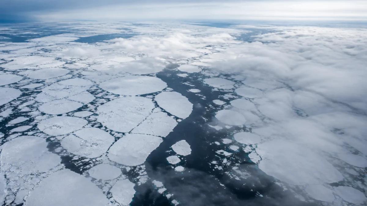 Ghiaccio marino frammentato e nuvole sull’Artico