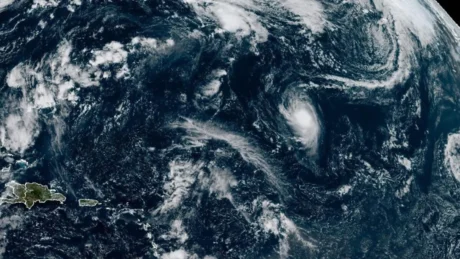 L’ultimo aggiornamento del National Hurricane Center colloca Hanna lontano dalle coste: sono attesi venti in lieve aumento, poi un progressivo indebolimento.