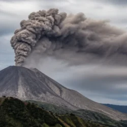 Il Sinabung torna a eruttare, evacuate 615 persone nel nord di Sumatra