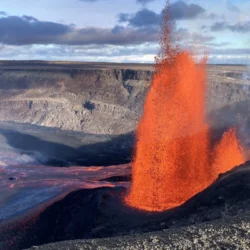 Kīlauea, lava in ripresa a Halemaʻumaʻu, immortalata una fontana alta 25 metri