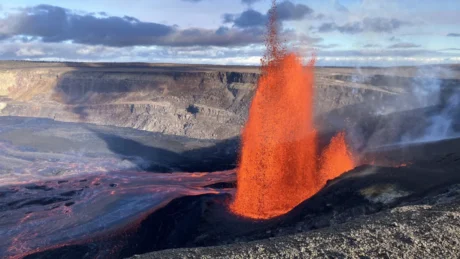 Kīlauea, lava in ripresa a Halemaʻumaʻu, immortalata una fontana alta 25 metri