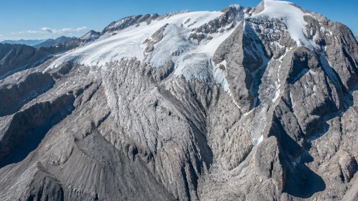 Ghiacciaio della Marmolada ridotto dopo l'estate record