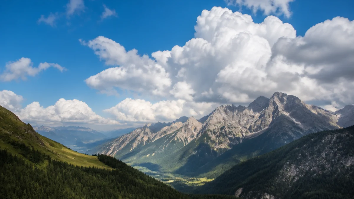 Nubi cumuliformi sui rilievi italiani in una giornata estiva