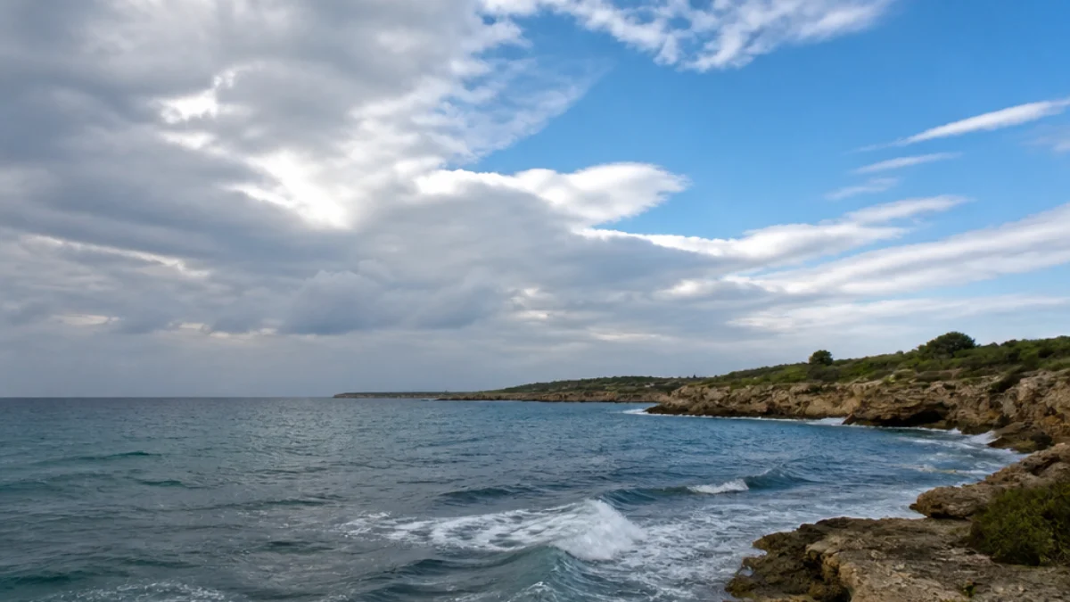 Costa salentina tra nubi residue e schiarite dopo i rovesci