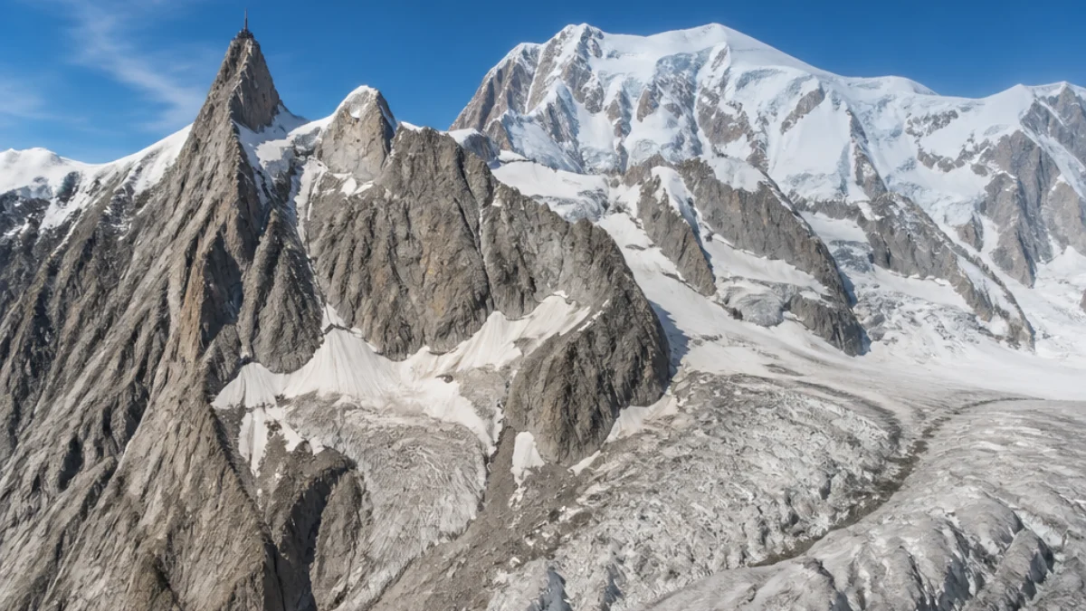 Pareti rocciose instabili sul Monte Bianco durante l'estate calda