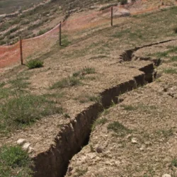 Niscemi, una nuova frattura di 60 metri riaccende l’attenzione sul versante franoso