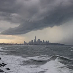 Nor’easter al largo di New York: piogge e rischio costiero fino a domenica