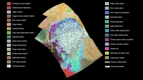 La cartolina dell’APOD del 6 settembre rilegge i dati raccolti nel 2015 e trasforma le sottili differenze cromatiche di Plutone in una mappa della sua geologia.