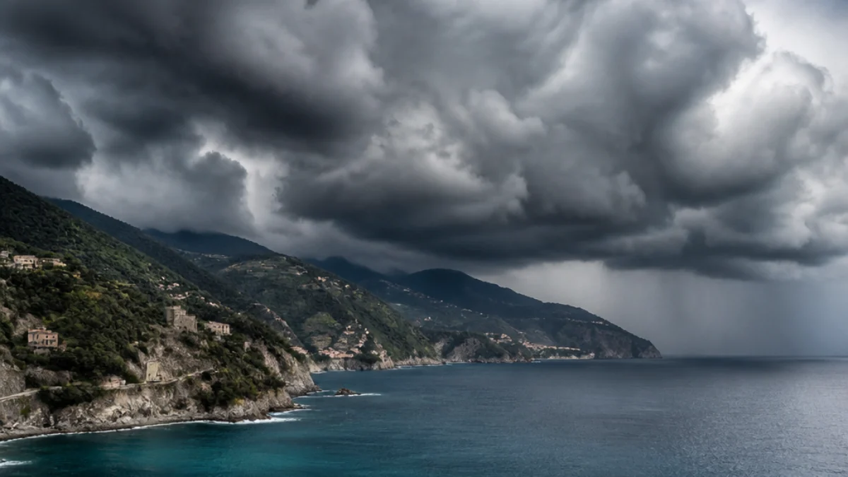 Nubi temporalesche sul Ponente ligure e sui rilievi costieri