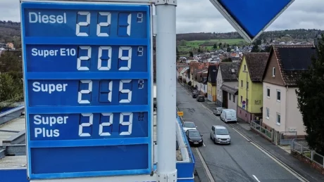 Il petrolio incide sul costo industriale, ma imposte nazionali, raffinazione e dinamiche dei prodotti finiti spiegano perché i listini europei divergono.