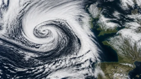 Il bollettino marittimo britannico indica un rapido calo della pressione e venti di tempesta in alcune zone oceaniche, mentre i valori più estremi circolati online non risultano confermati dalle fonti ufficiali consultate.