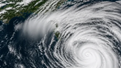 Il sistema tropicale ha portato accumuli eccezionali a Izu Oshima e mantiene elevato il pericolo di frane, allagamenti e precipitazioni estreme sul Giappone orientale.