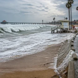 Uragano Marie, la mareggiata travolge la California: 177 salvataggi a Newport Beach