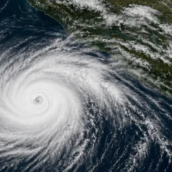 Uragano Polo, categoria 5 al largo del Messico: allerta per piogge e frane