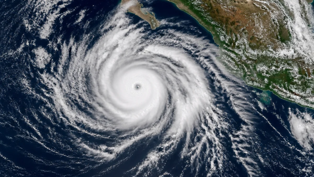 Uragano Polo con occhio definito sul Pacifico orientale