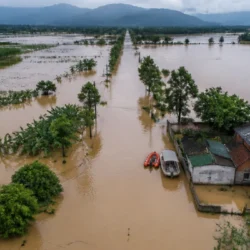 Vietnam, le alluvioni lasciano migliaia di case sott’acqua: fiumi ancora in piena