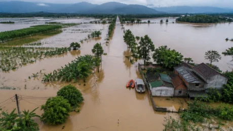 Vietnam, le alluvioni lasciano migliaia di case sott’acqua: fiumi ancora in piena