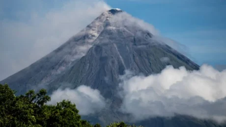Vulcano Mayon, rilevato nuovo picco di anidride solforosa: l’allerta resta a livello 2