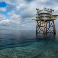 CO₂ sotto il Mare d’Irlanda, installata la piattaforma Douglas: cosa manca al progetto Eni