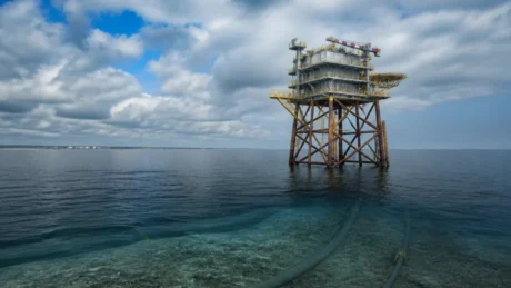 La struttura offshore è stata installata e la rete è a circa metà dei lavori: il trasferimento e l’iniezione nei giacimenti esauriti sono passaggi ancora da avviare e verificare.