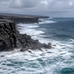 Ricostruzione dell’arco Hōlei crollato sulla costa vulcanica delle Hawaii