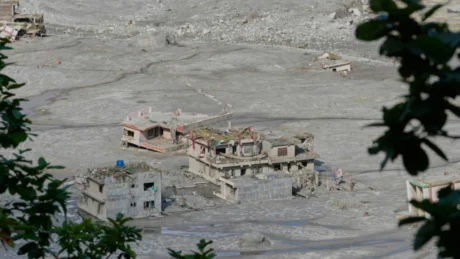 La ricerca valuta edifici e popolazione a valle di 1.361 laghi e segnala che l’espansione degli insediamenti accresce l’esposizione, senza stabilire quando o con quale probabilità avverrà una piena.