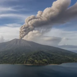 Kanlaon, l’eruzione del 10 ottobre: cenere fino a 6 km e allerta 2