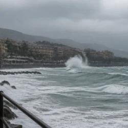 Pioggia e mare mosso lungo la costa ligure