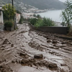 Strada di Lipari coperta da fango dopo il temporale