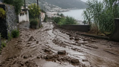 Lipari, il nubifragio fa esondare i torrenti: fango e soccorsi sull’isola