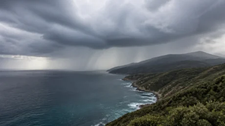 La prima fase instabile porta rovesci e temporali soprattutto sulla Sardegna e sulle regioni tirreniche; il calo termico più netto è atteso nei giorni successivi.